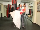 Noiva moderna: Nívea Stelmann posa de vestido branco e luva de boxe