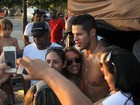 José Loreto posa com fãs em praia do Rio