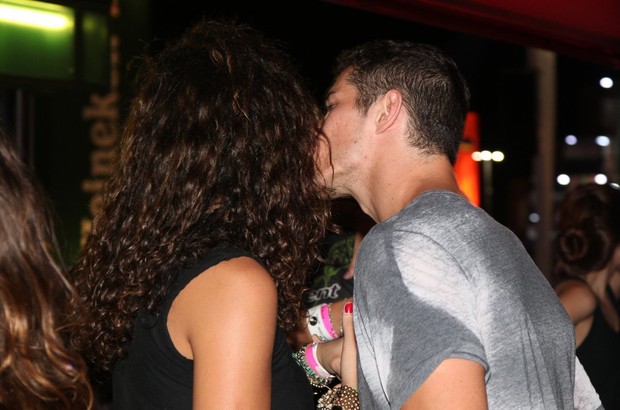 Débora Nascimento e José Loreto se beijam (Foto: Claudio Andrade / FotoRioNews)