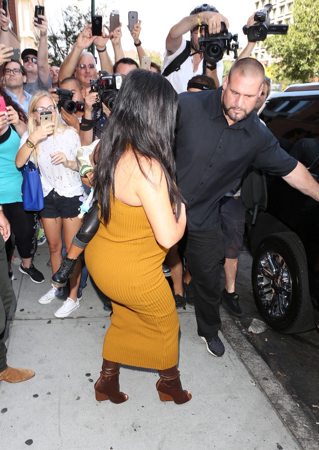 EGO - Kim Kardashian exibe curvas e é cercada por paparazzi com a filha ...